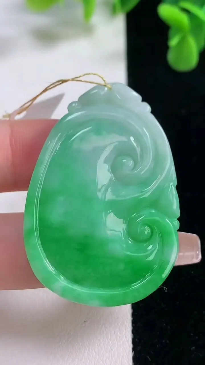 天然A货翡翠如意吊坠，尺寸45.2-30.8-5.7，重量:16.85g
12月20日