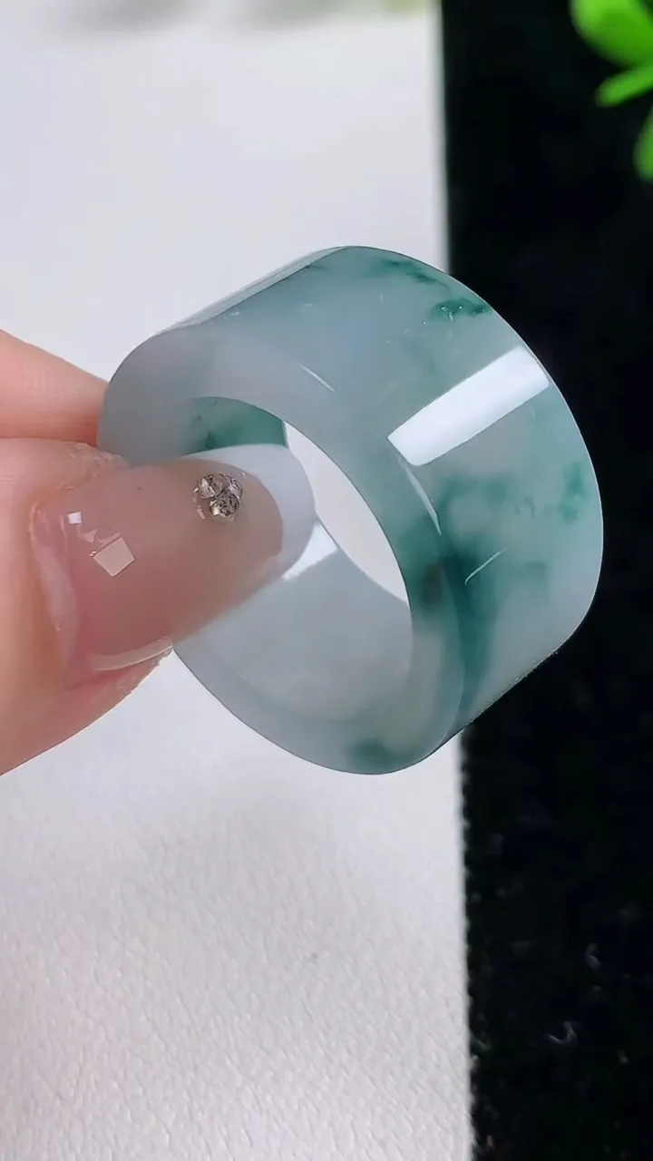 天然A货翡翠飘花方形指环扳指，尺寸20-12.7-4，重:12.49g2025年12月20日
工厂直销收藏佳品,种好水足，色泽均匀，有种有色，上手高大气！