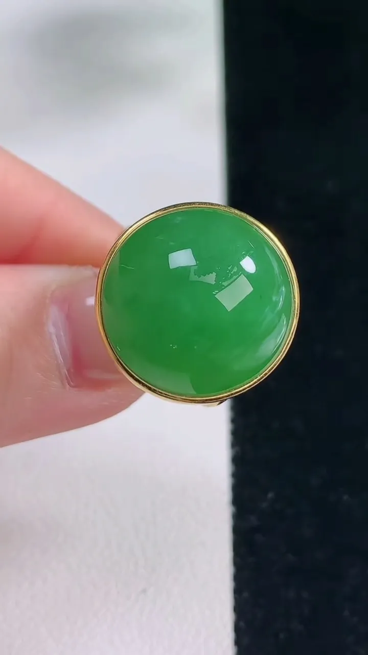 天然A货翡翠蛋面戒指，尺寸17.4-19-18-8.7，重量:6.43g2025年12月20日
工厂