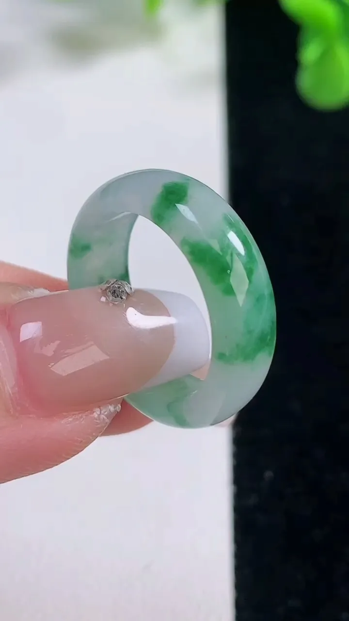 天然A货翡翠指环戒指，尺寸17.3-6.3-2.8，重量:3.42g2025年12月20日
工厂直销
