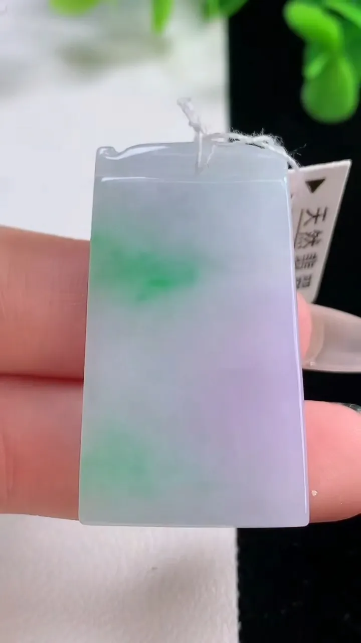 天然A货翡翠无事牌吊坠，尺寸41-23-4.6，重量:14.39g
12月20日