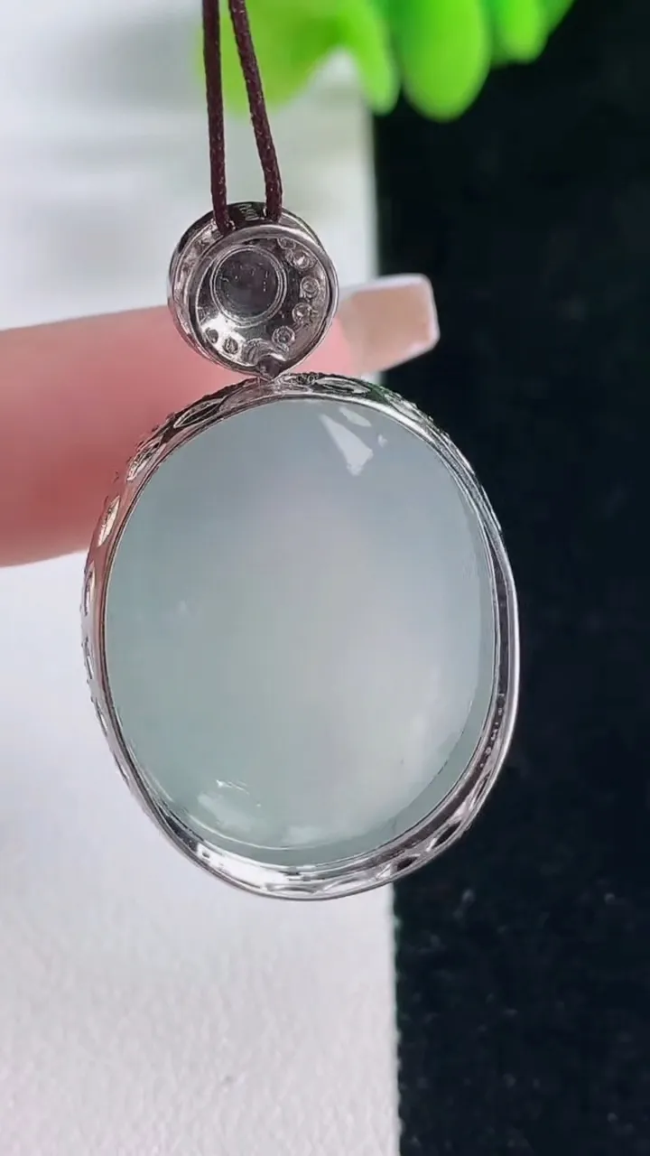 天然A货翡翠蛋面吊坠，尺寸37.6-22.7-12.1，裸石27-21.5重量:12.47g
12月20日