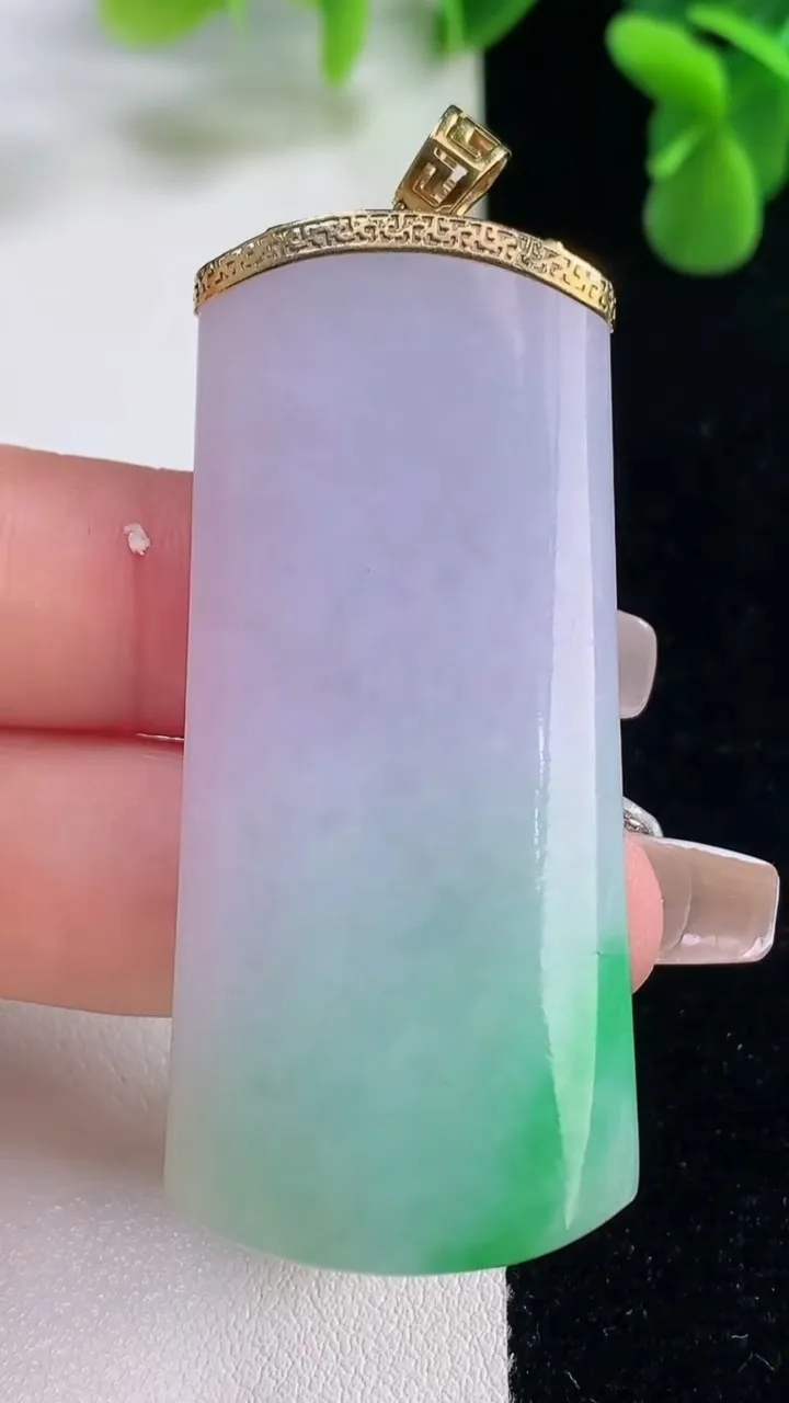 天然A货翡翠18K金春带彩紫罗兰无事牌吊坠，尺寸56.3-24-6.4，重量:24.97g
12月20日