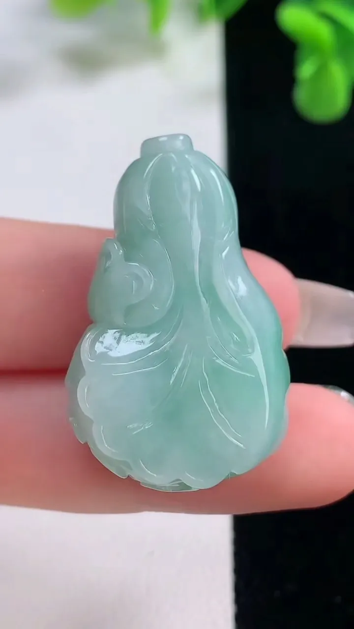 天然A货翡翠白菜吊坠，尺寸34.6-21.3-11.4，重量:15.23g
12月20日