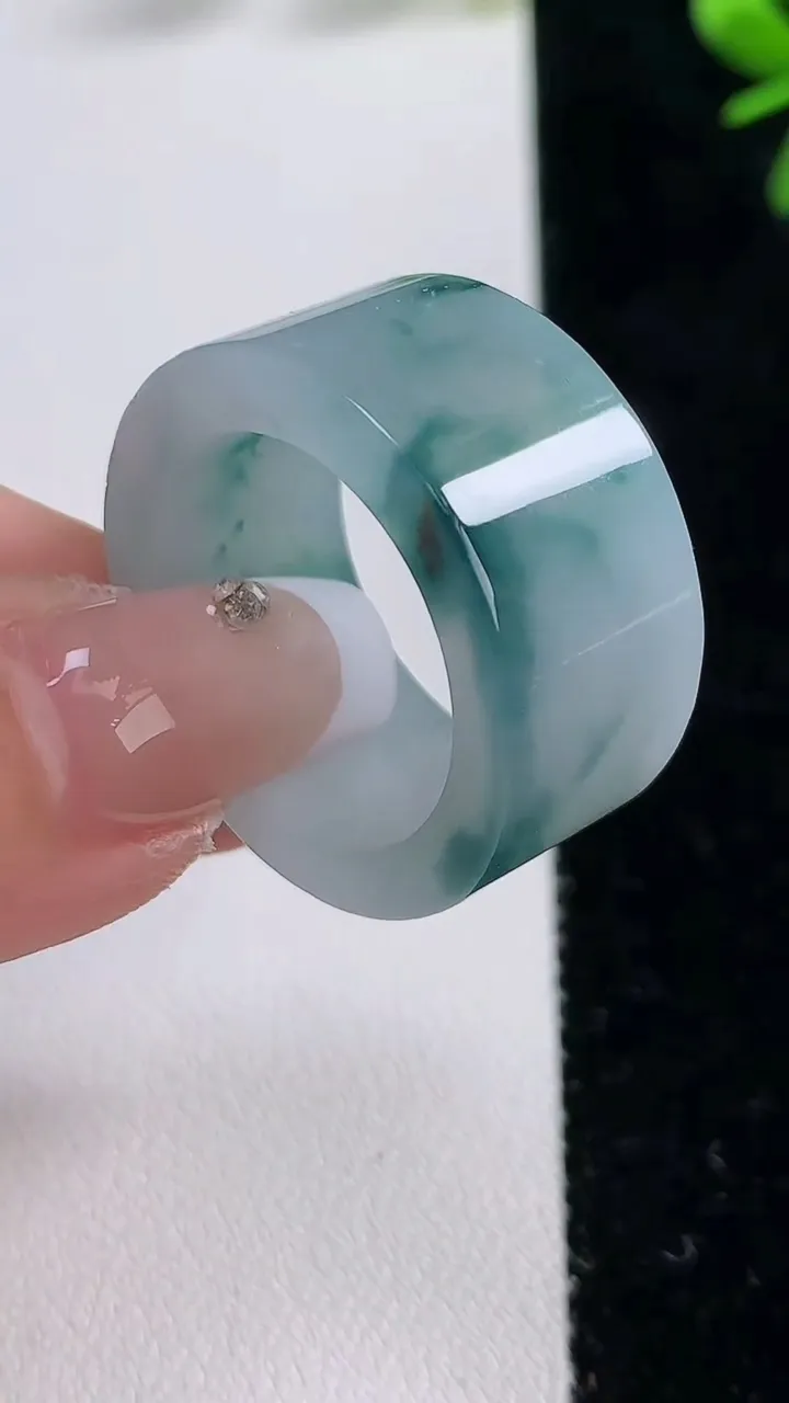 天然A货翡翠飘花方形指环扳指，尺寸20-12.7-4，重:12.49g2025年12月20日
工厂直