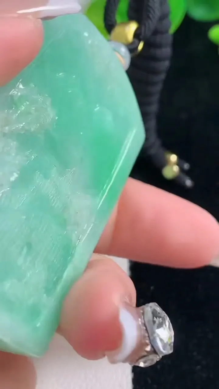 天然A货翡翠山水牌吊坠，尺寸58.3-35.8-14.8，重量:76.83g
12月20日