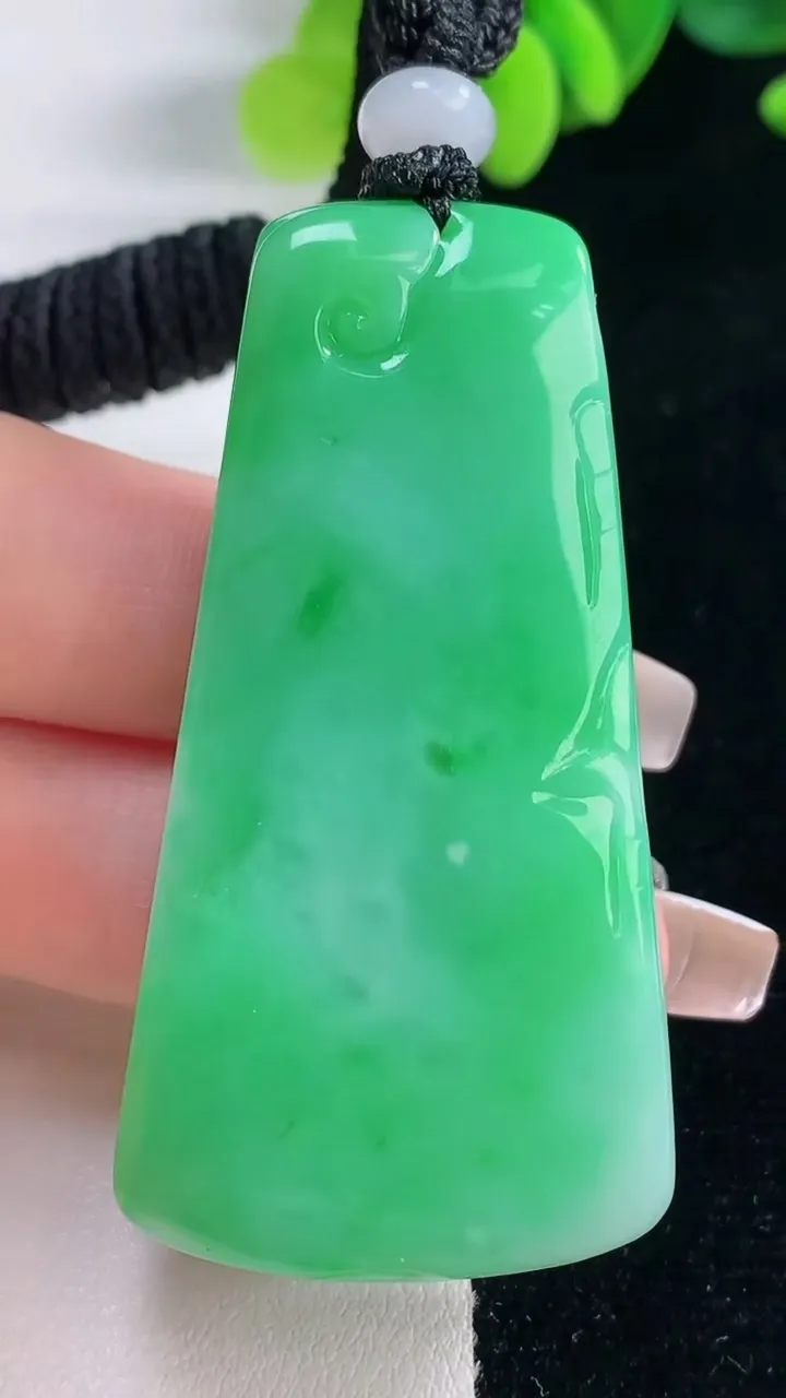 天然A货翡翠梅花鹿吊坠，尺寸57.4-29.3-10.7，重量:42.58g
12月20日