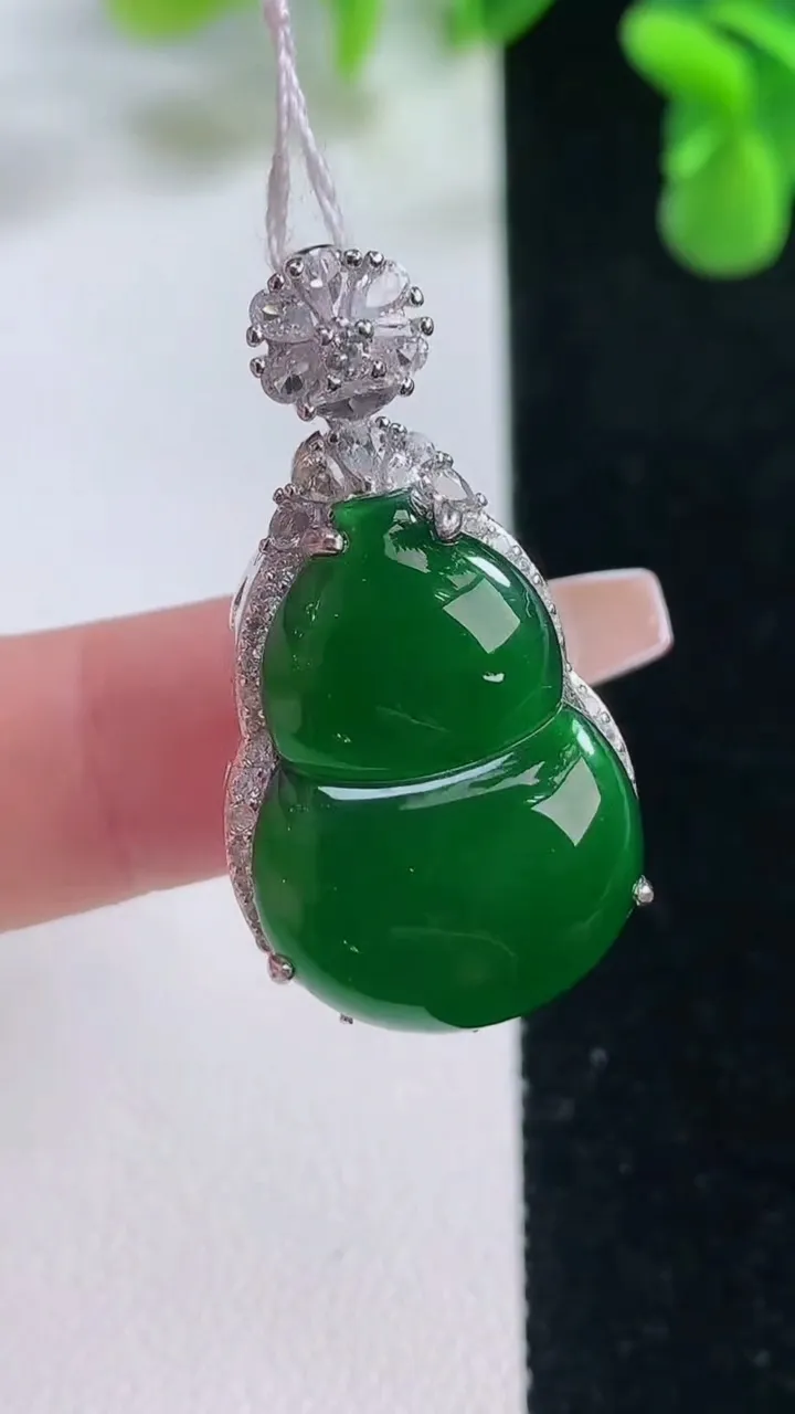 天然A货翡翠葫芦吊坠，尺寸34.5-16.8-11.5，裸石23.5-16重量:6.62g
12月2