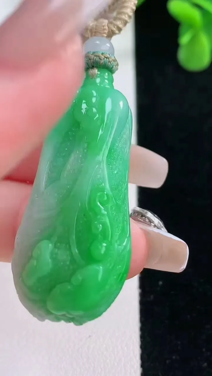 天然A货翡翠白菜吊坠，尺寸42-19.7-10.3，重量:18.57g
12月20日