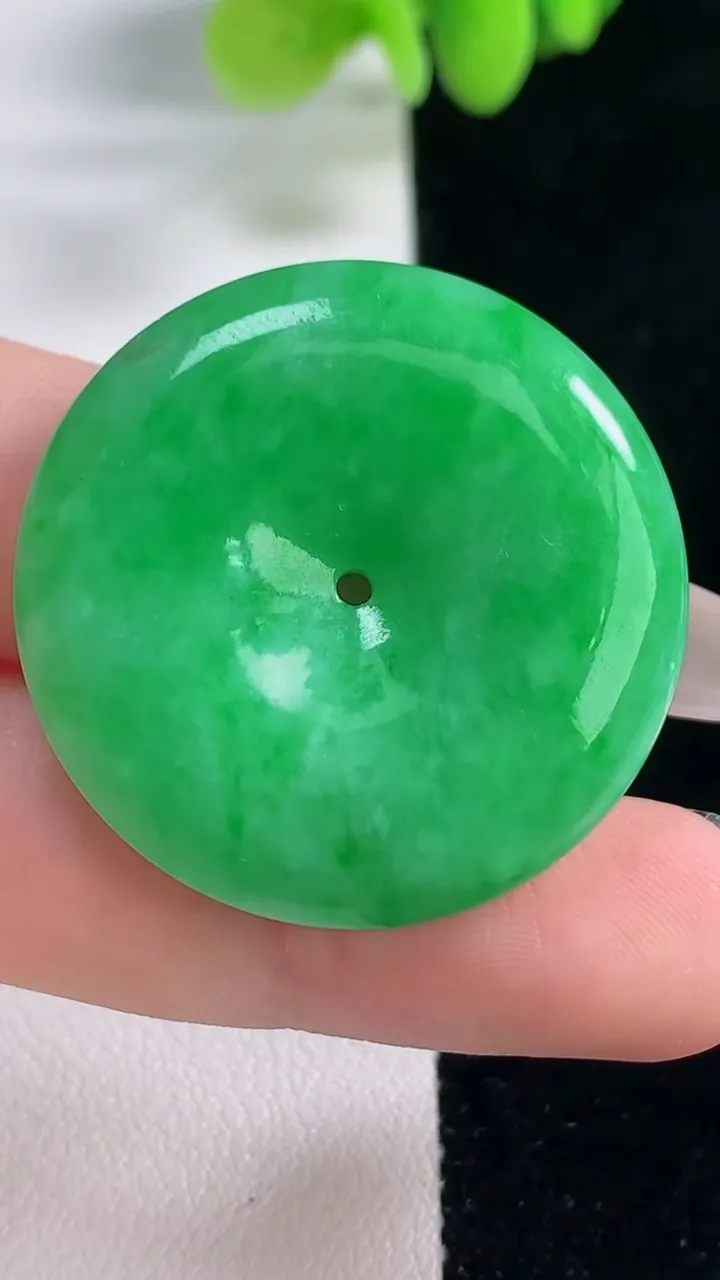 天然A货翡翠平安扣吊坠，尺寸32.6-5，重量:12.15g
12月20日