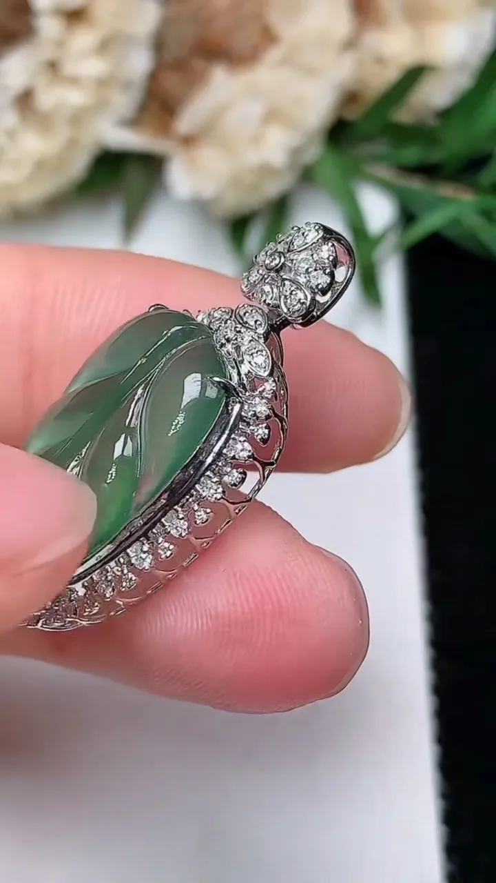 天然A货翡翠金枝玉叶 叶子吊坠，尺寸29.8-15-8.3，裸石19-12.3，重量:3.07g
12月20日