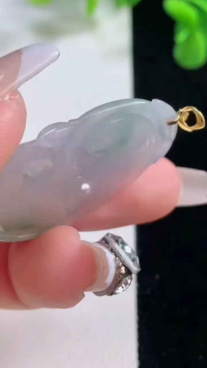 天然A货翡翠如意吊坠，尺寸36-22.2-3.6，重量:6.06g
12月20日