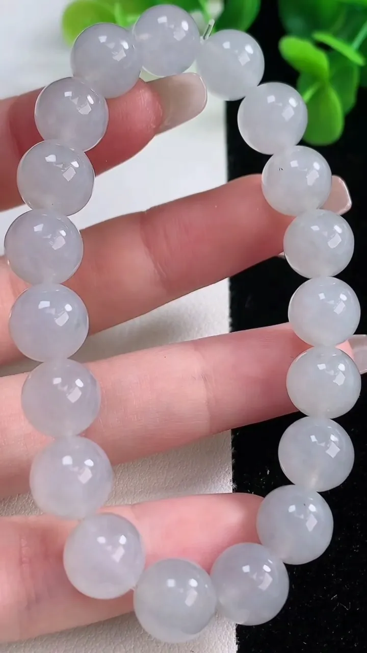 天然A货翡翠圆珠手串，尺寸10-19颗，重量:33.35g12月20日
工厂直销收藏佳品,种好水足，色泽均匀，有种有色，上手高大气！