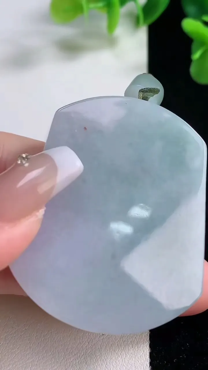 天然A货翡翠紫罗兰无事牌吊坠，尺寸47.4-39.7-12.4，重量:67.13g
12月20日