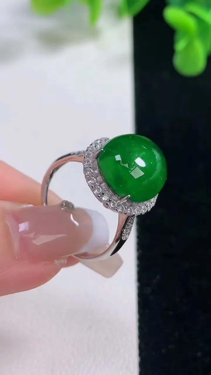 天然A货翡翠蛋面戒指，尺寸13.5-11.7-9.5，重量:5.02g2025年12月20日
工厂直