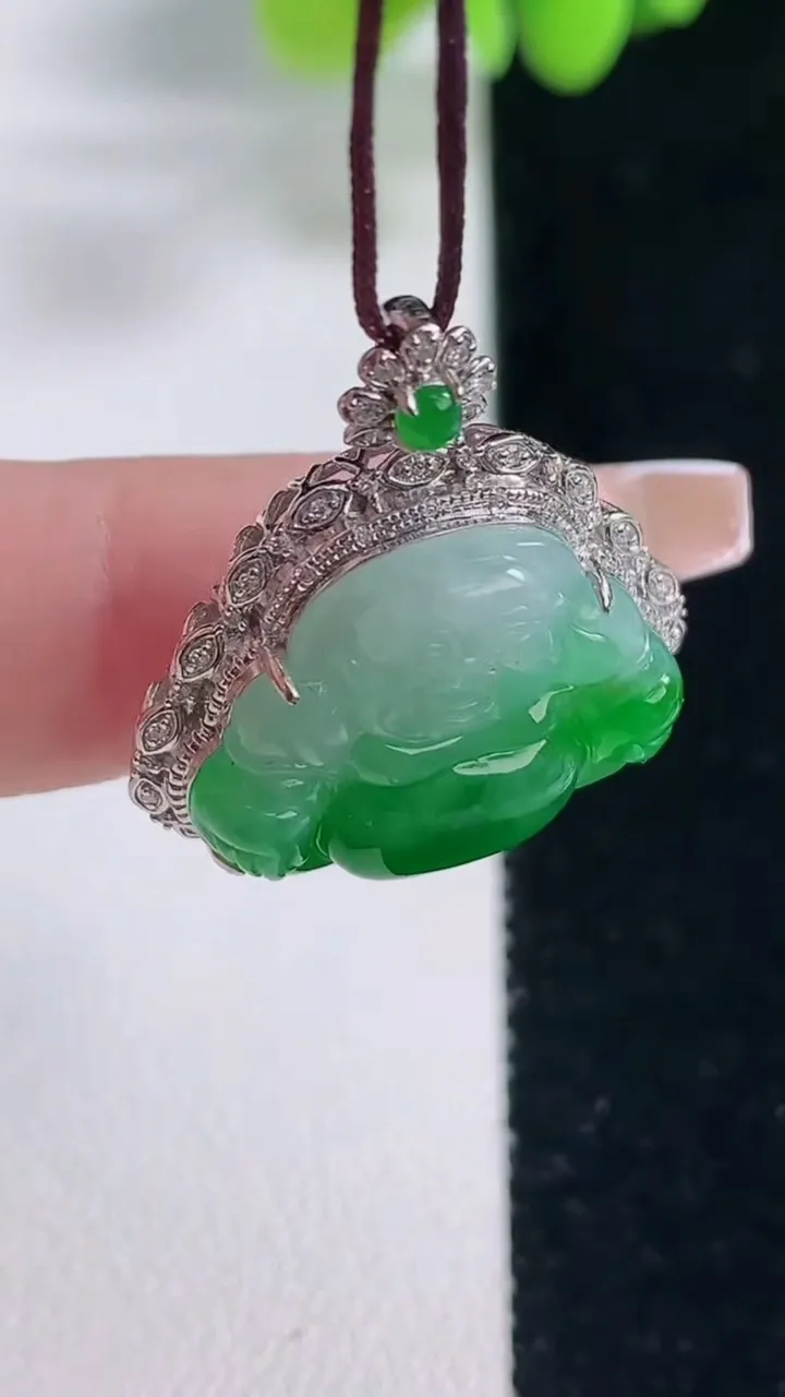 天然A货翡翠佛公吊坠，尺寸27.5-23.5-7.8，裸石16.2-20重量:4.48g
12月20日