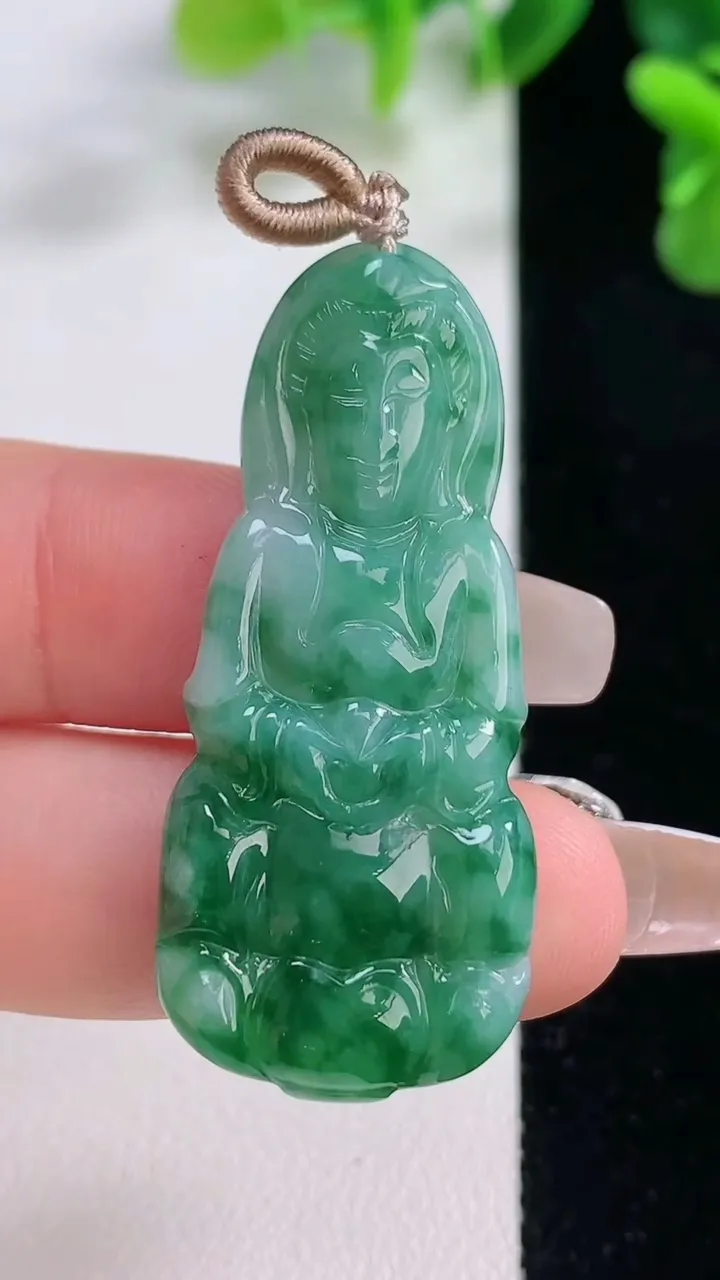 天然A货翡翠飘花观音菩萨吊坠，尺寸43.2-19.3-4.8，重量:7.66g
12月20日