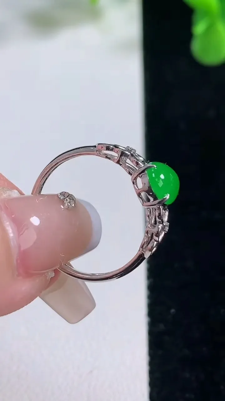 天然A货翡翠蛋面戒指，尺寸17-8.7-6.2-4.7，重量:2.38g2025年12月20日
工厂直销收藏佳品,种好水足，色泽均匀，有种有色，上手高大气！