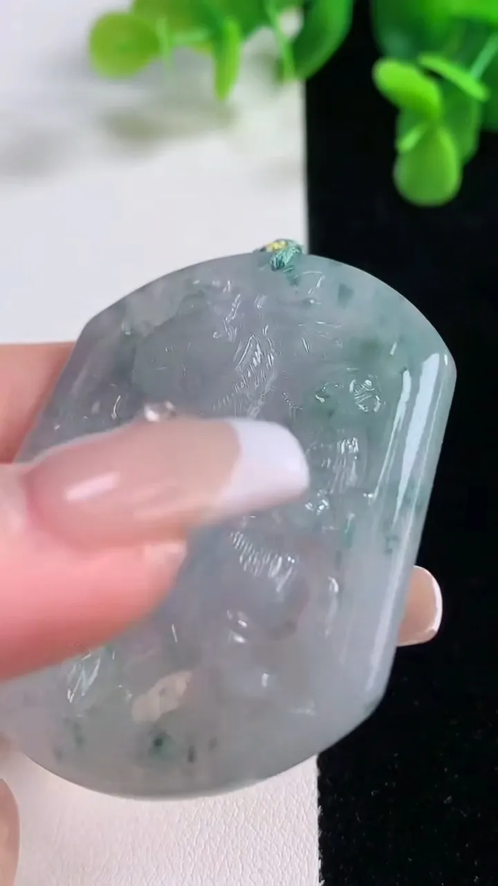 天然A货翡翠冰种飘花生肖马吊坠，尺寸51.8-44.5-5，重量:24.03g
12月20日