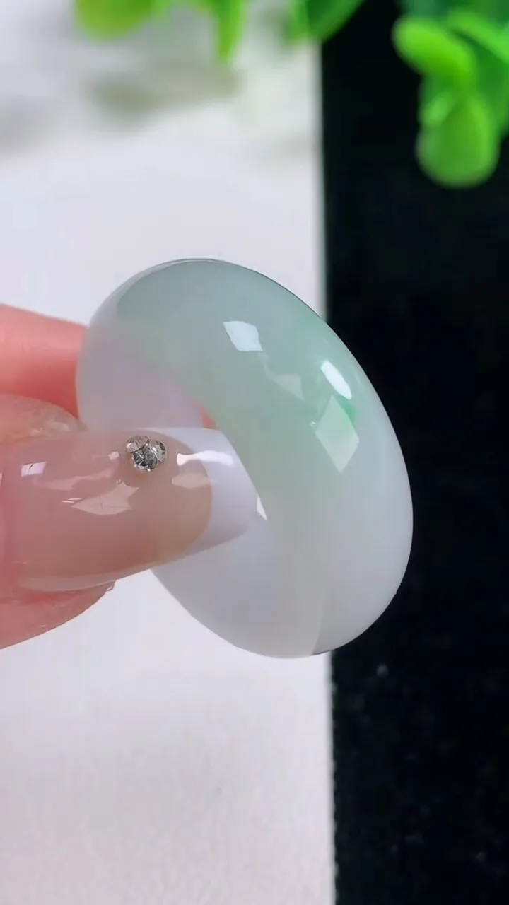 天然A货翡翠指环戒指，尺寸19.4-9.3-4.6，重量:9.81g2025年12月20日
工厂直销收藏佳品,种好水足，色泽均匀，有种有色，上手高大气！