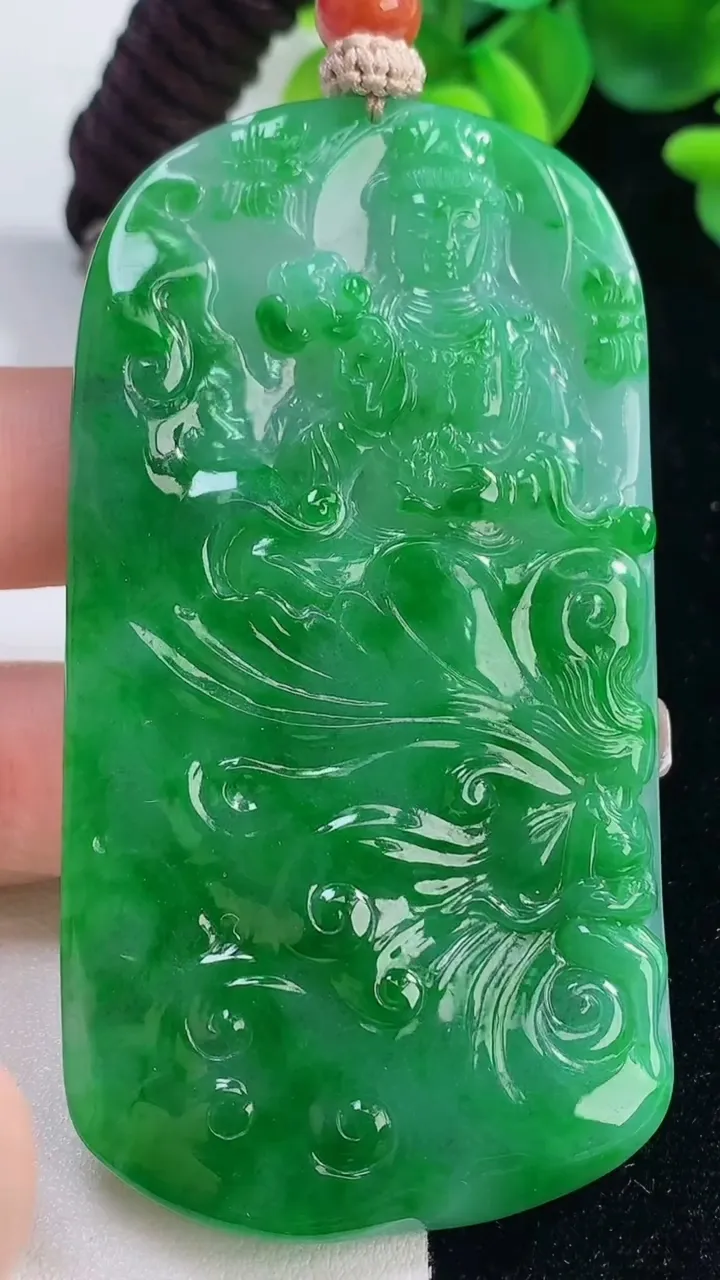 天然A货翡翠大势至菩萨吊坠，尺寸78.4-41.3-6，重量:57.60g
12月20日