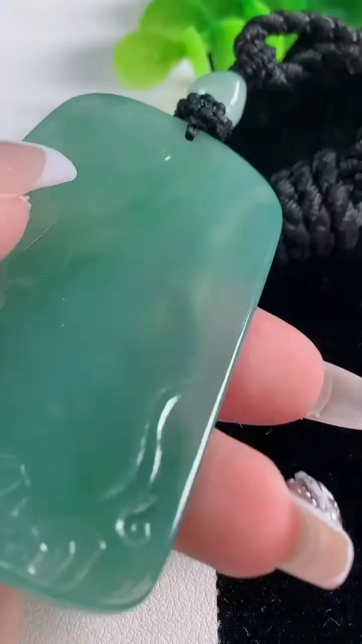 天然A货翡翠观音菩萨吊坠，尺寸67.2-39-5.8，重量:41.94g
12月20日