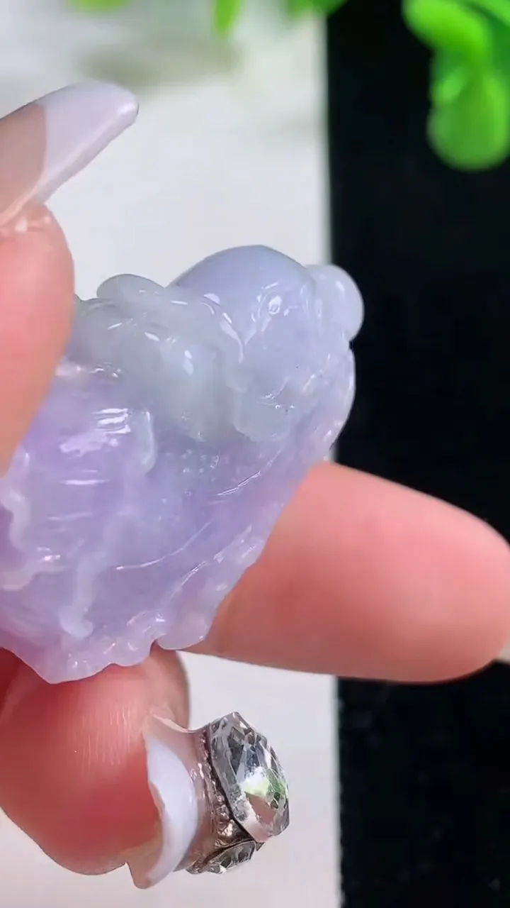 天然A货翡翠春带彩紫罗兰白菜吊坠，尺寸34-24.4-12.4，重量:16.90g
12月20日