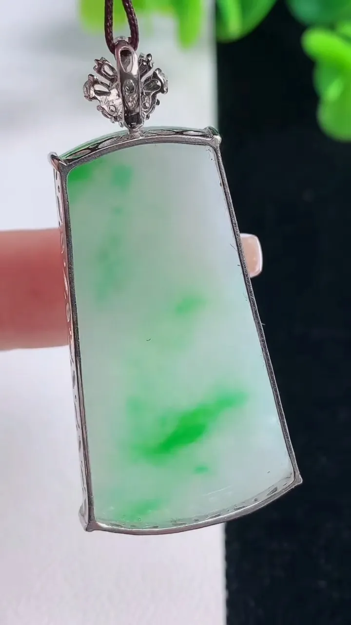 天然A货翡翠无事牌吊坠，尺寸41-23.6-5.2，重量:8.72g
12月20日