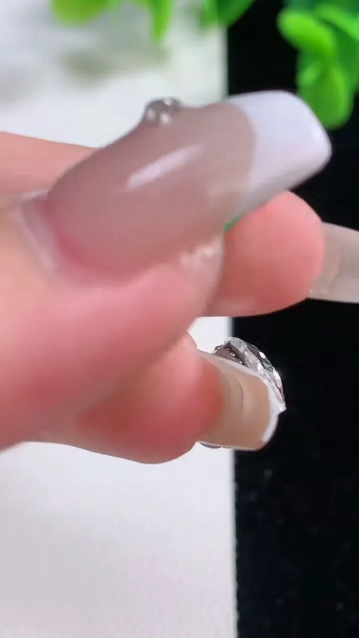 天然A货翡翠金枝玉叶 叶子吊坠，尺寸27.3-19.5-2.7，重量:2.90g
12月20日