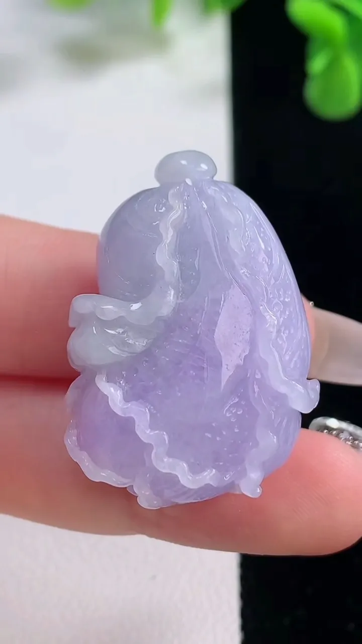 天然A货翡翠春带彩紫罗兰白菜吊坠，尺寸34-24.4-12.4，重量:16.90g
12月20日