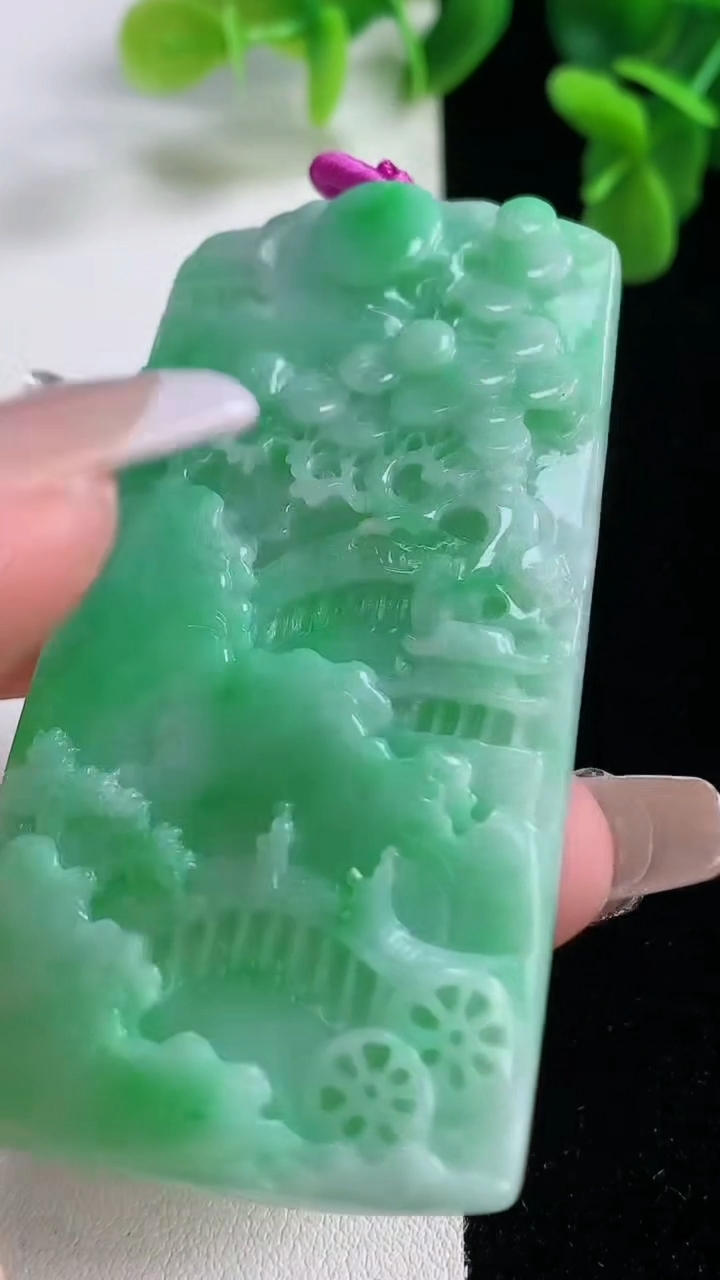 天然A货翡翠山水牌吊坠，尺寸684-39.2-6.2，重量:41.31g
12月20日