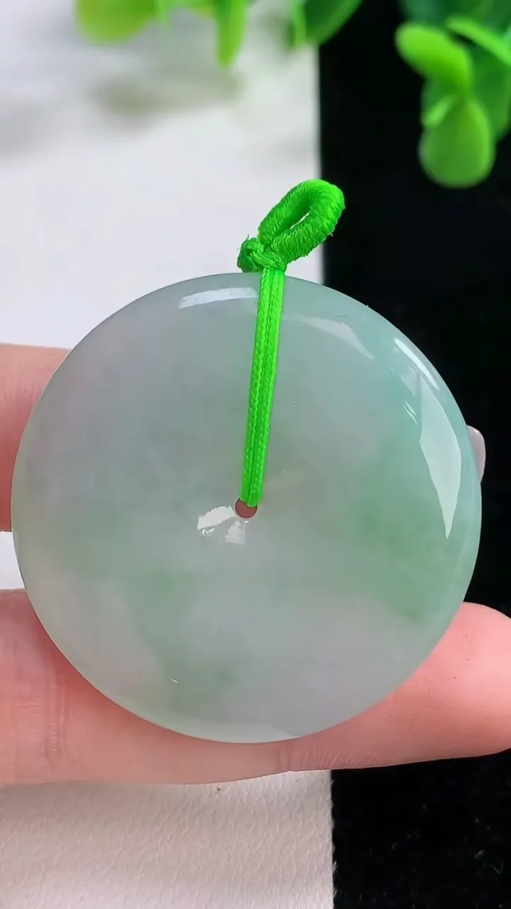 天然A货翡翠平安扣吊坠，尺寸38.3-5.7，重量:17.85g
12月20日