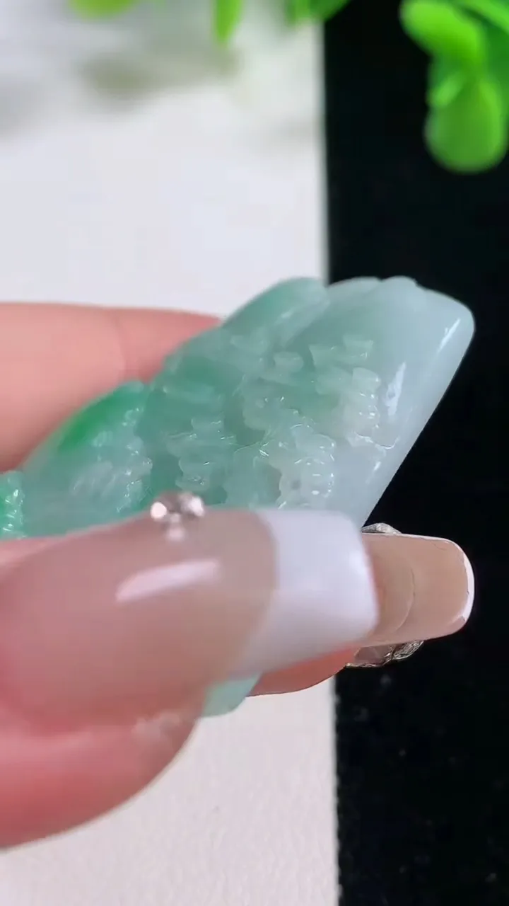 天然A货翡翠山水牌吊坠，尺寸42.6-32.8-6，重量:18.96g
12月20日