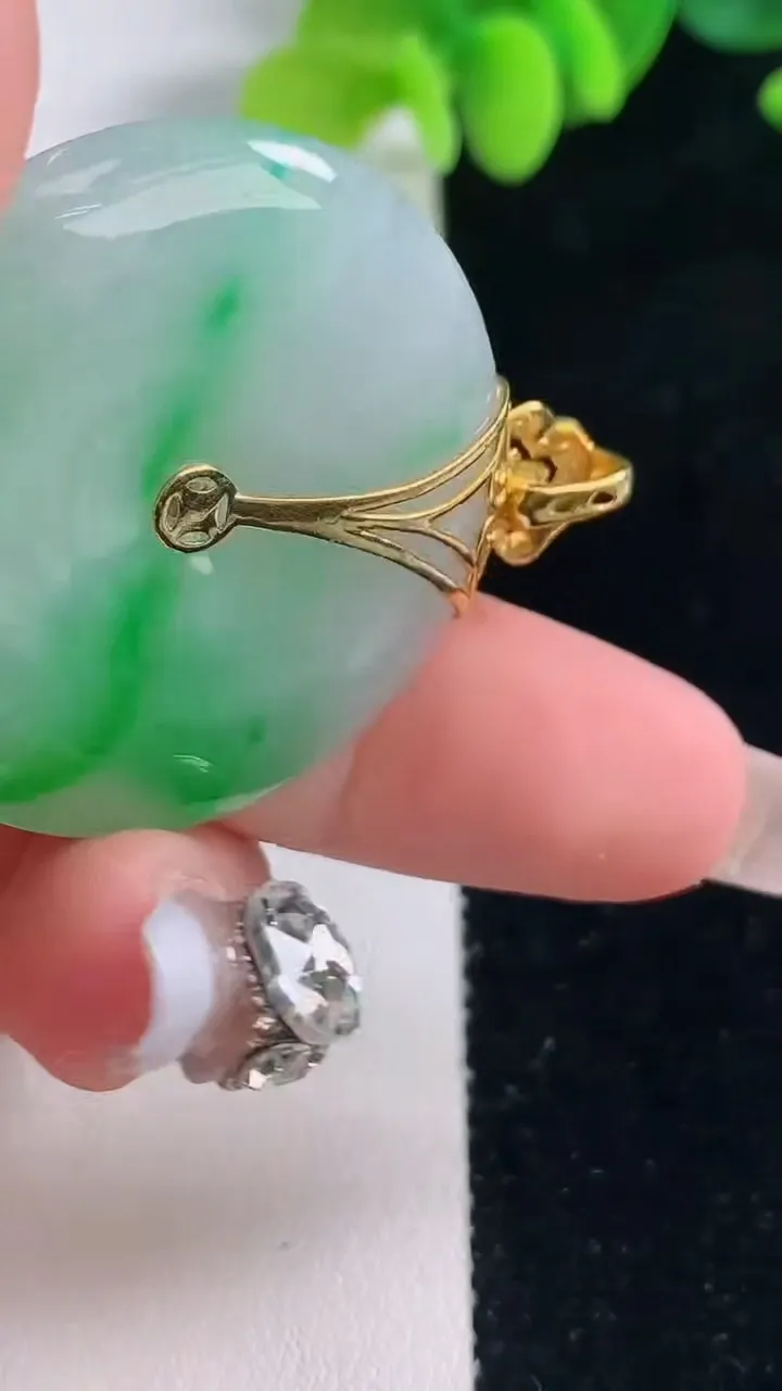 天然A货翡翠平安扣吊坠，尺寸35-5.3，重量:15.31g
12月20日