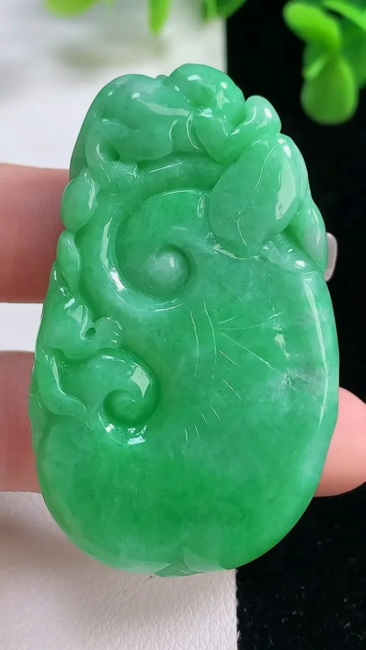 天然A货翡翠如意吊坠，尺寸55.4-33.3-8.4，重量:33.79g
12月20日
