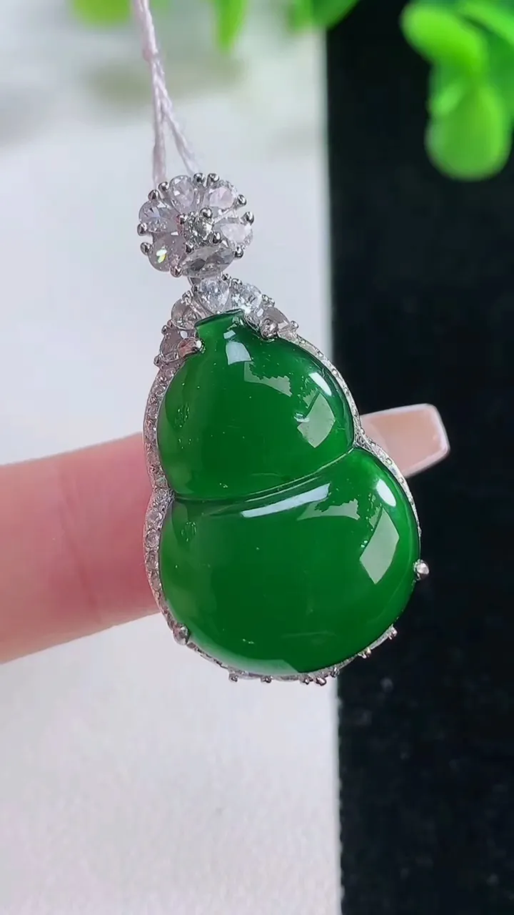 天然A货翡翠葫芦吊坠，尺寸34.5-16.8-11.5，裸石23.5-16重量:6.62g
12月2