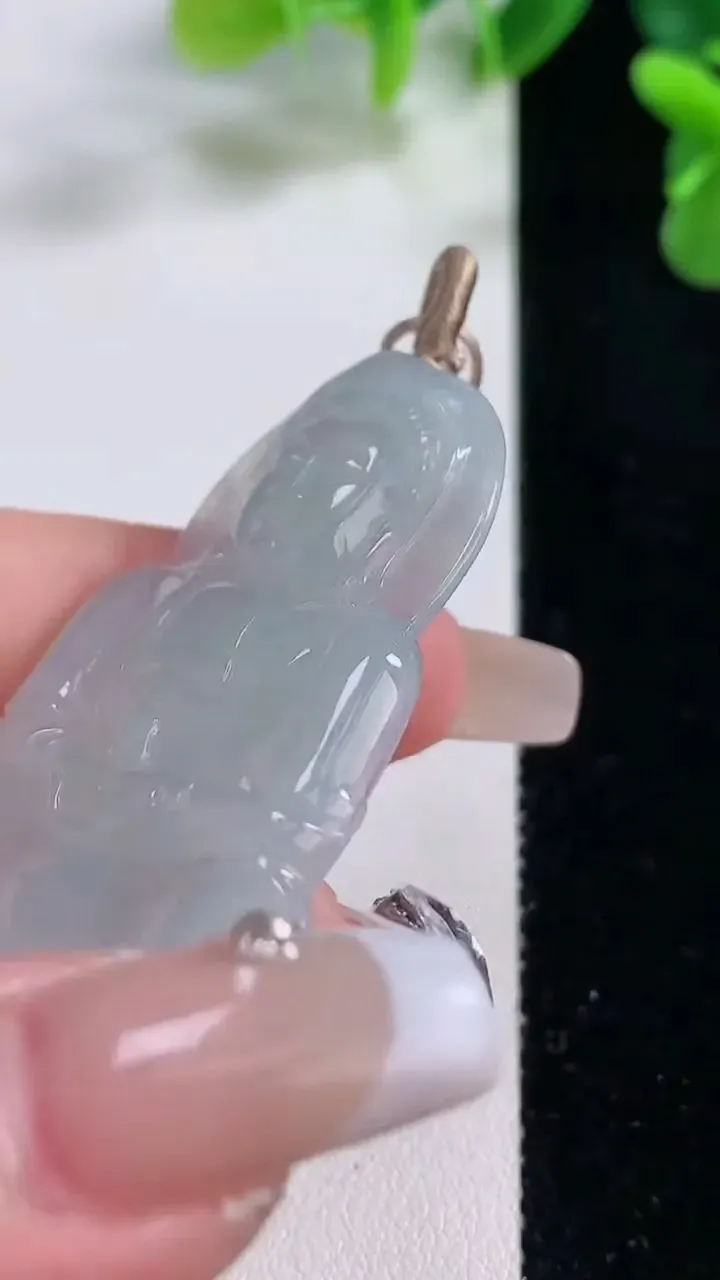 天然A货翡翠观音菩萨吊坠，尺寸49.6-34-5，重量:14.35g
12月20日