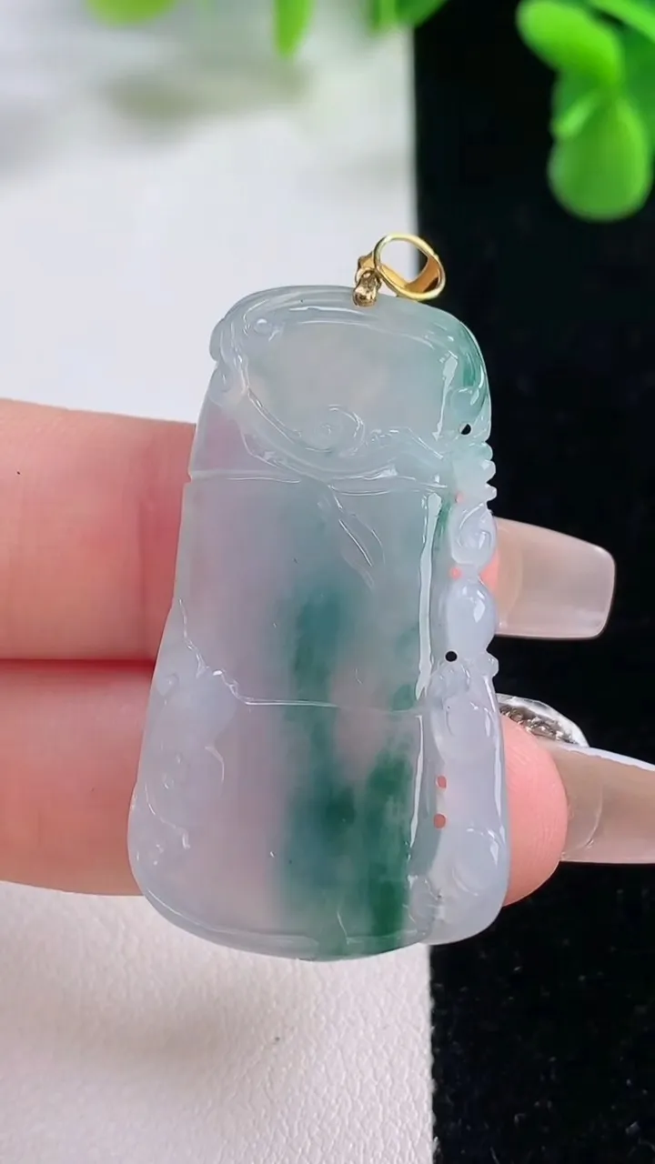 天然A货翡翠种飘花节节高升 竹节吊坠，尺寸39.8-22.4-5.6，重量:10.87g
12月20日