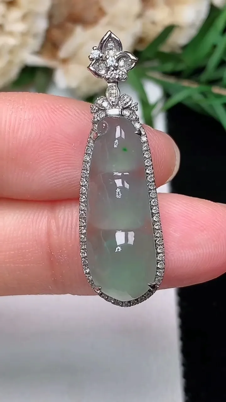 天然A货翡翠福豆吊坠，尺寸33.3-10.3-7.5，裸石22.3-8，重量:3.11g
12月20日