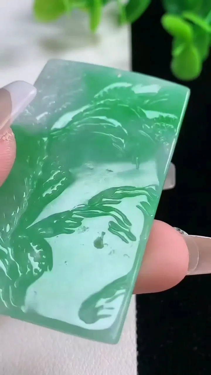 天然A货翡翠山水牌吊坠，尺寸56.3-35.8-3.5，重量:20.33g
12月20日