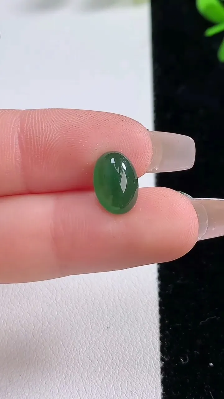 天然A货翡翠蛋面镶嵌件，尺寸11-7.5-4.8，重:0.64g
12月20日