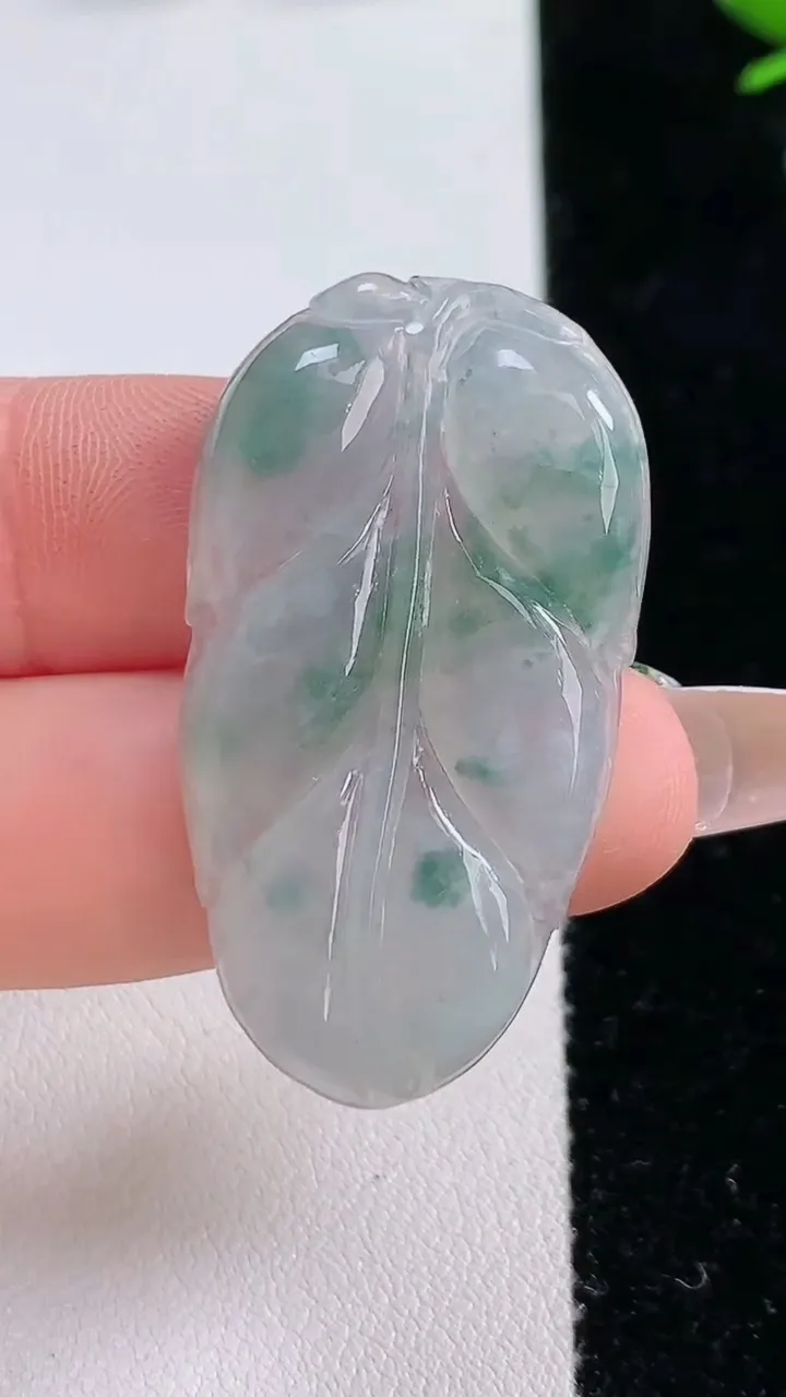 天然A货翡翠飘花金枝玉叶 叶子吊坠，尺寸39.5-21.9-4.1，重:6.61g
12月20日