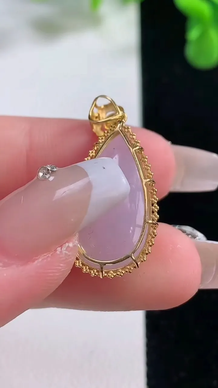 天然A货翡翠18K金紫罗兰水滴吊坠，尺寸27.7-13.8-8.5，裸石21-11.7重量:3.69g
12月20日