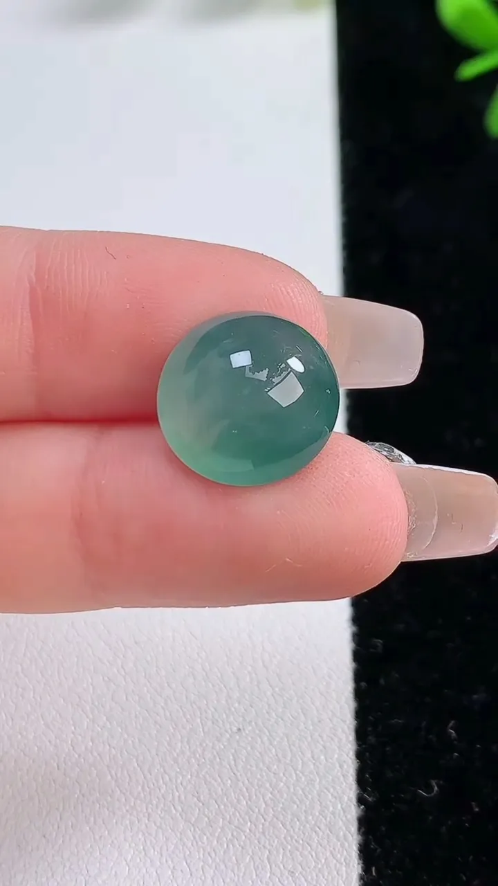 天然A货翡翠蛋面镶嵌件，尺寸13.8-7.6，重:2.10g
12月20日
