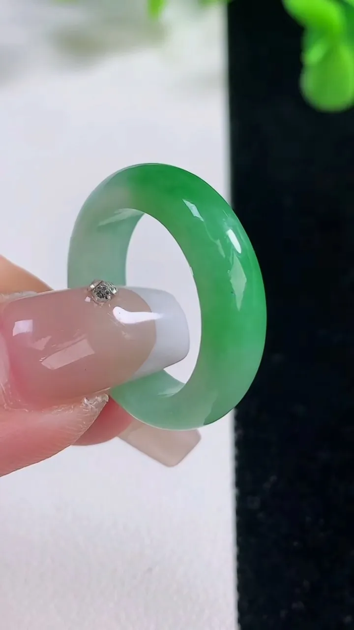 天然A货翡翠指环戒指，尺寸18-5.7-3.2，重量:4.46g2025年12月20日
工厂直销收藏佳品,种好水足，色泽均匀，有种有色，上手高大气！