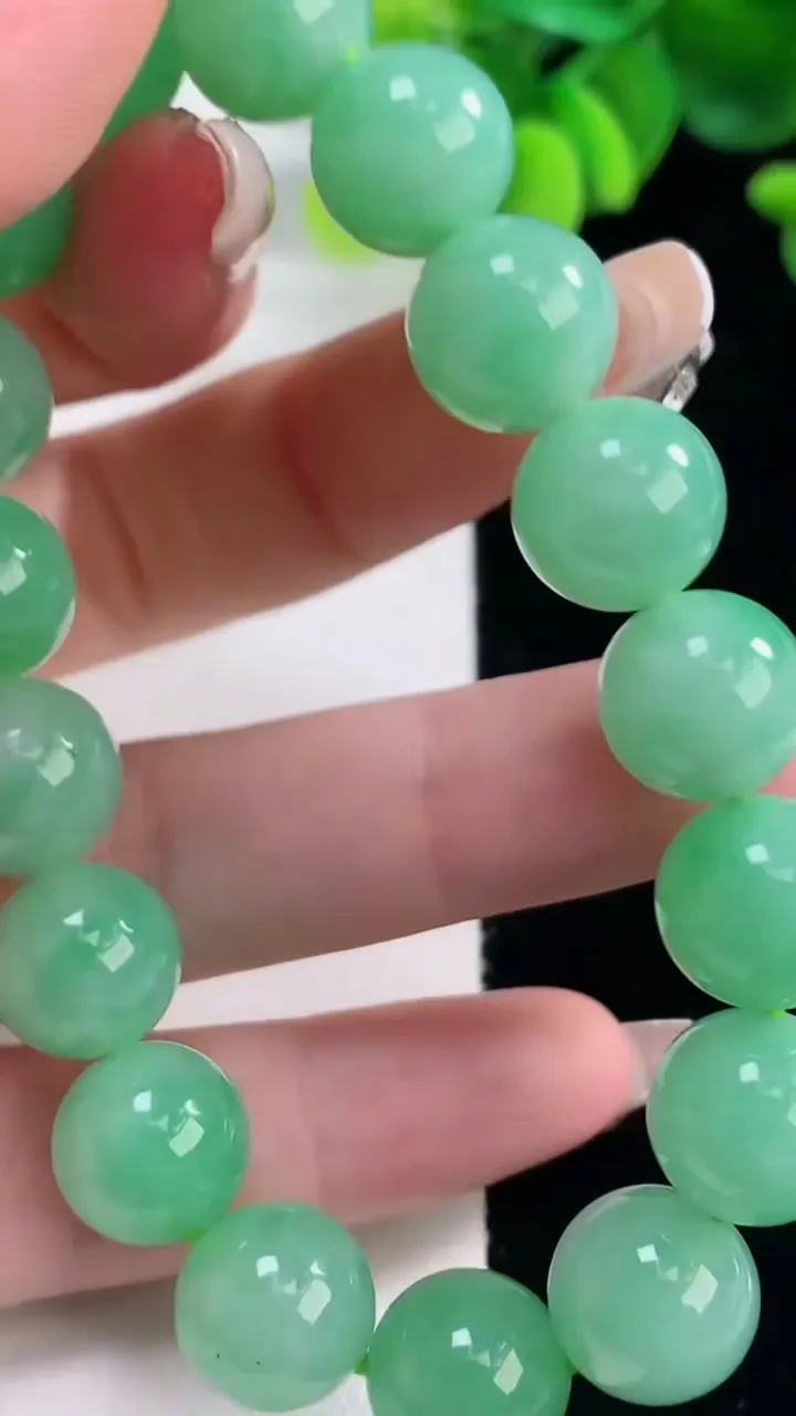 天然A货翡翠圆珠手串，尺寸11.3-17颗，重量:44.26g12月20日
工厂直销收藏佳品,种好水足，色泽均匀，有种有色，上手高大气！
