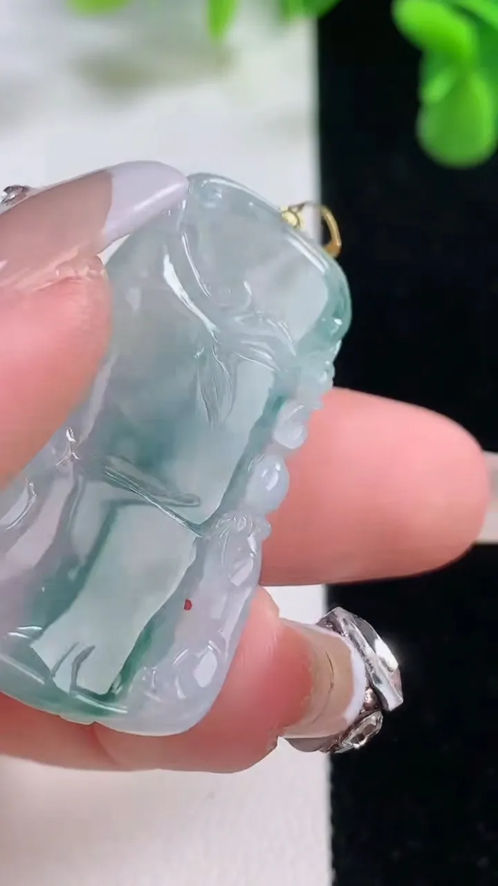 天然A货翡翠种飘花节节高升 竹节吊坠，尺寸39.8-22.4-5.6，重量:10.87g
12月20日