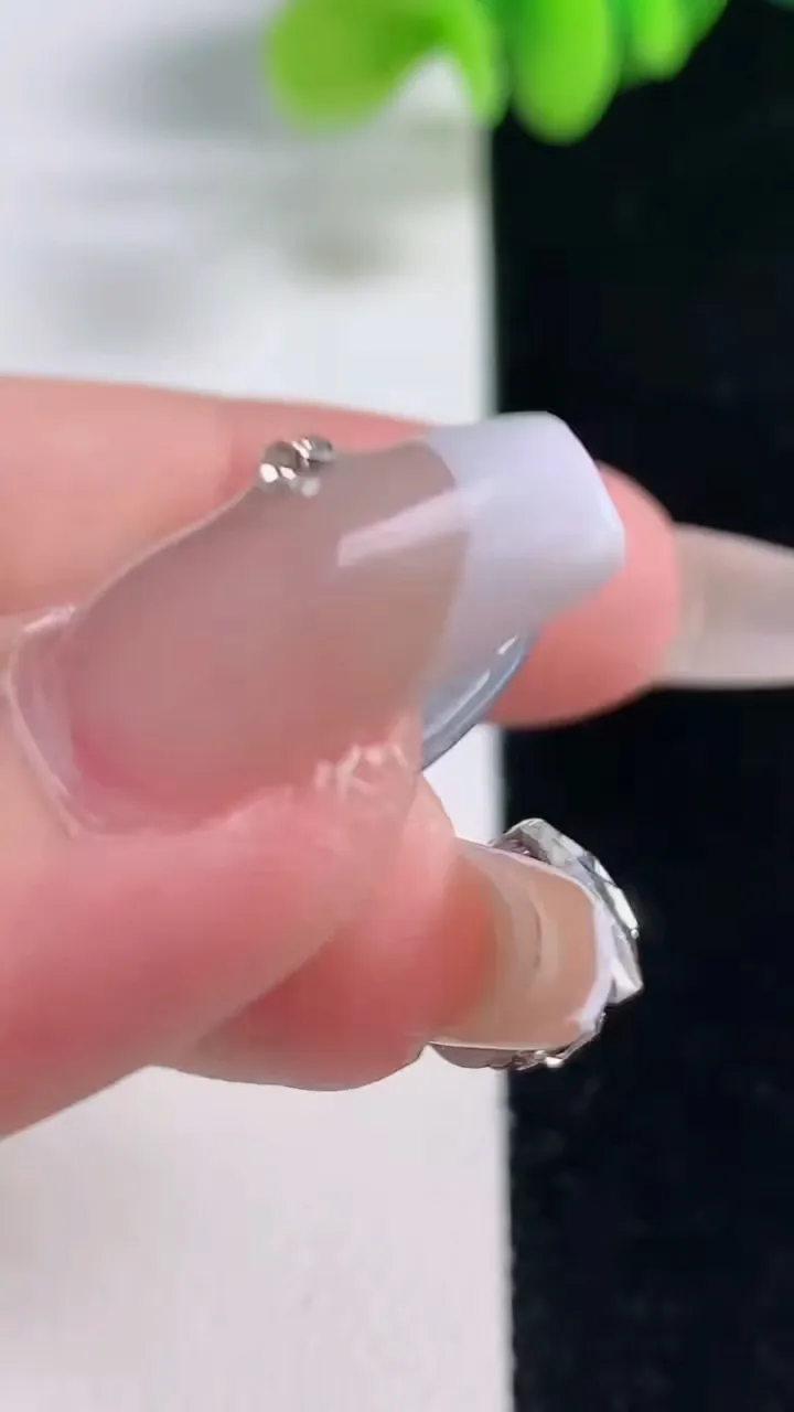 天然A货翡翠种飘花平安扣吊坠，尺寸26-5，重量:7.21g
12月20日