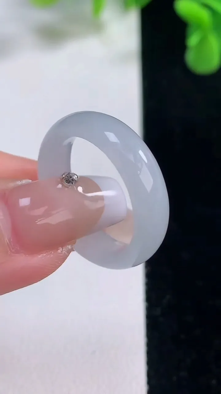 天然A货翡翠指环戒指，尺寸18.4-5.7-3，重量:3.72g2025年12月20日
工厂直销收藏佳品,种好水足，色泽均匀，有种有色，上手高大气！