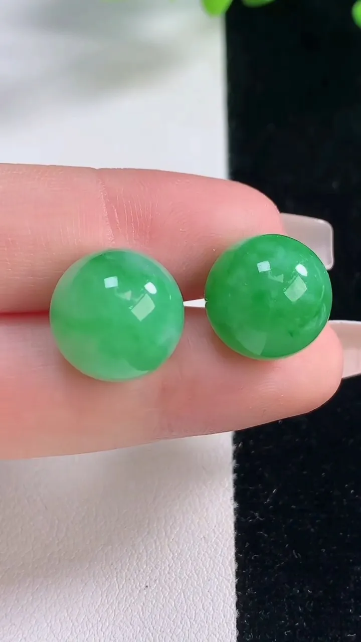 天然A货翡翠圆珠镶嵌件一对，尺寸13.8，重量:11.57g
12月20日